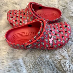 Crocs Vineyard Vines Christmas Holiday Red Classic Clogs With Jibbitz Size 8 NWT